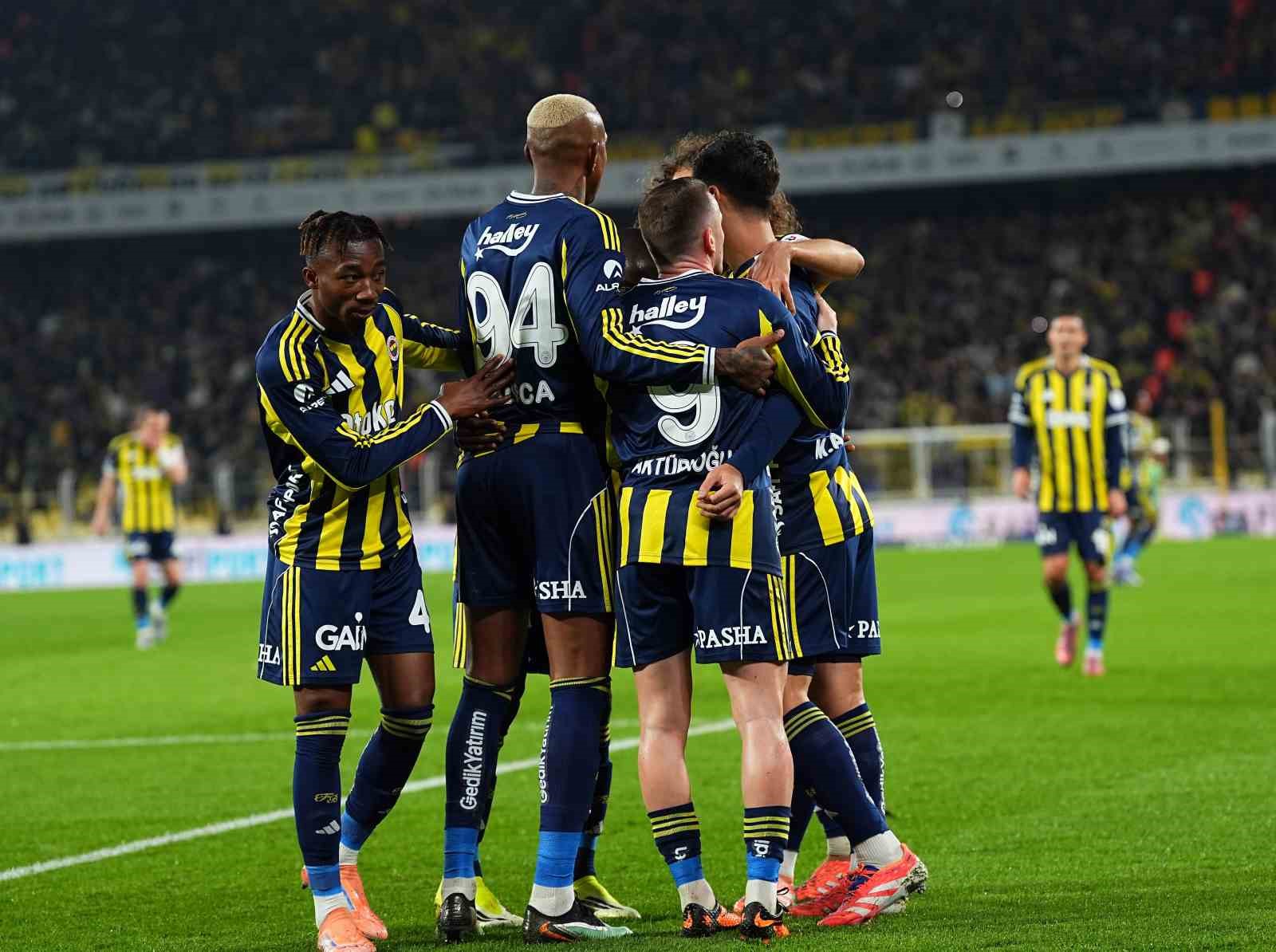 Trendyol Süper Lig: Fenerbahçe: 3 - Gençlerbirliği: 0 (İlk yarı)
