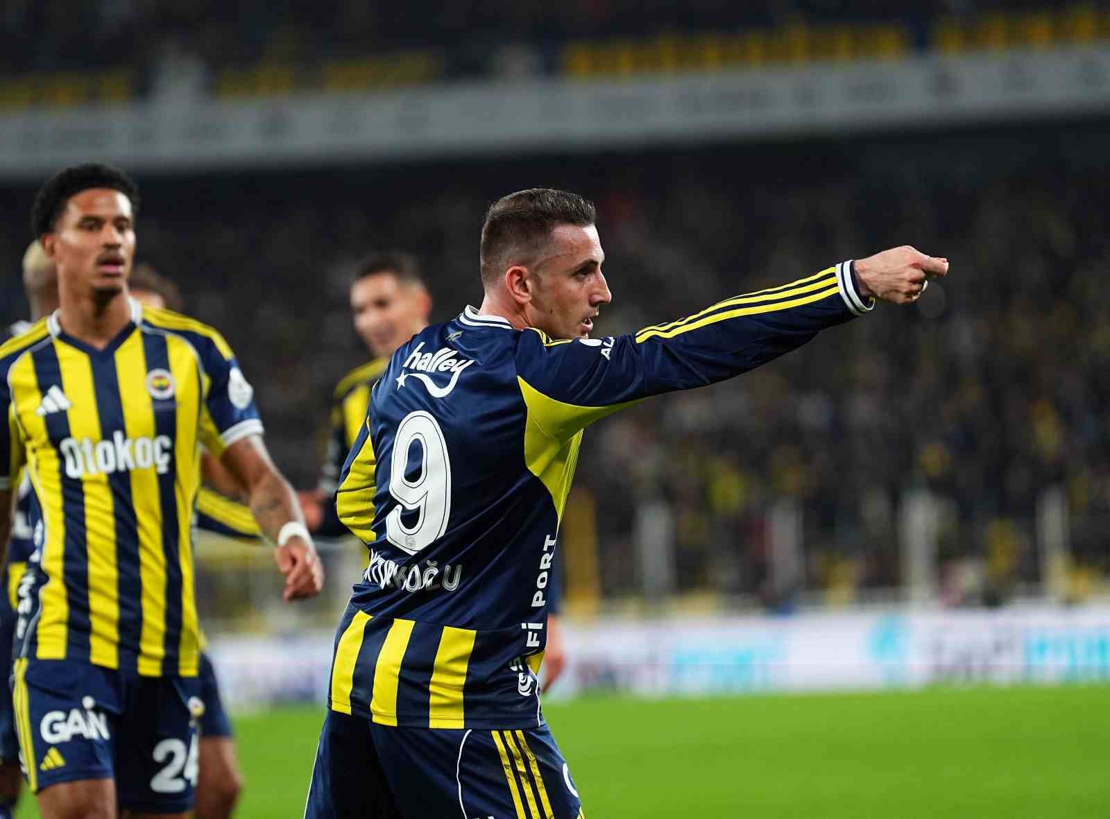 Trendyol Süper Lig: Fenerbahçe: 3 - Gençlerbirliği: 0 (İlk yarı)
