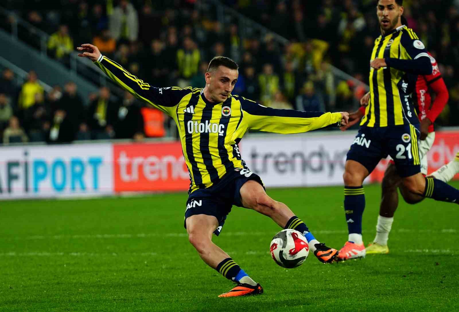 Trendyol Süper Lig: Fenerbahçe: 3 - Gençlerbirliği: 0 (İlk yarı)
