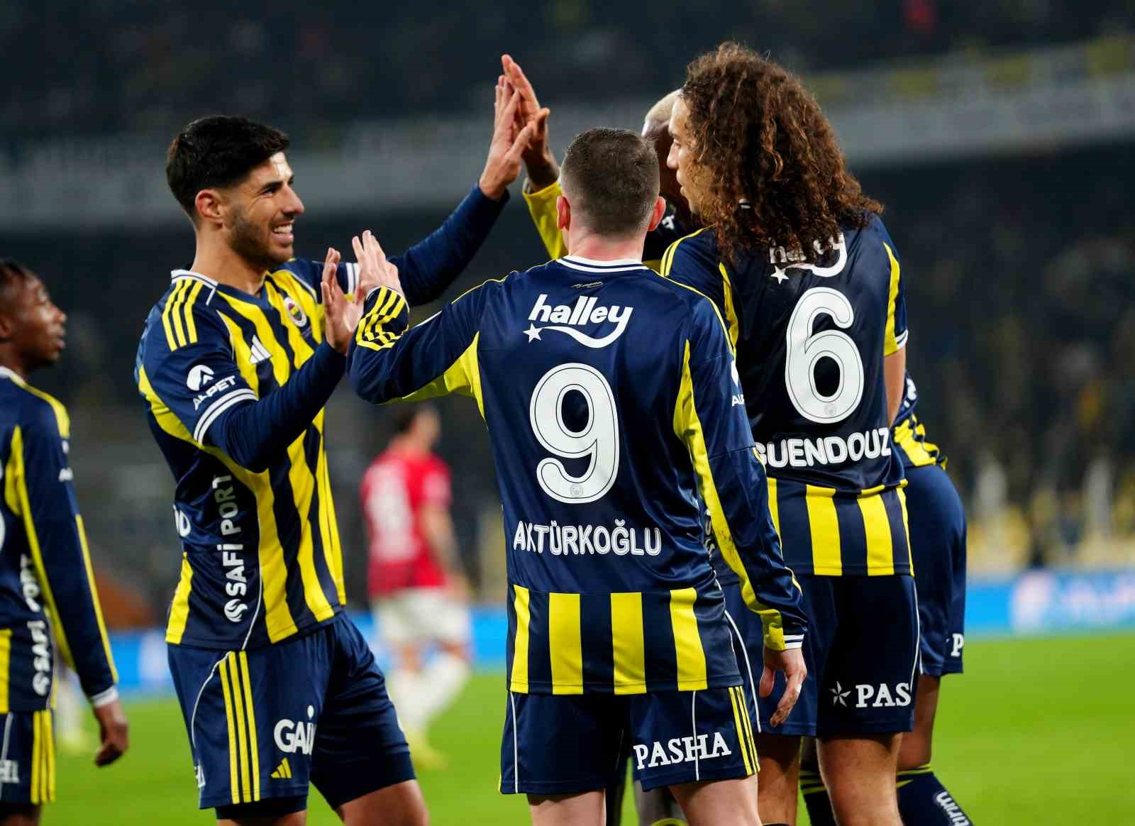 Trendyol Süper Lig: Fenerbahçe: 3 - Gençlerbirliği: 0 (İlk yarı)
