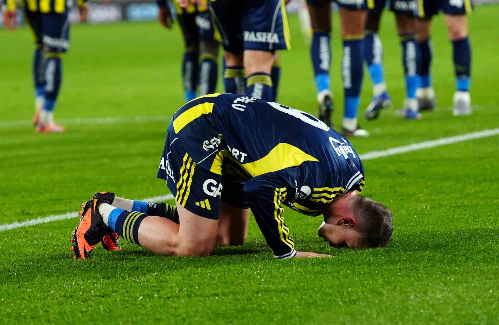 Trendyol Süper Lig: Fenerbahçe: 3 - Gençlerbirliği: 0 (İlk yarı)
