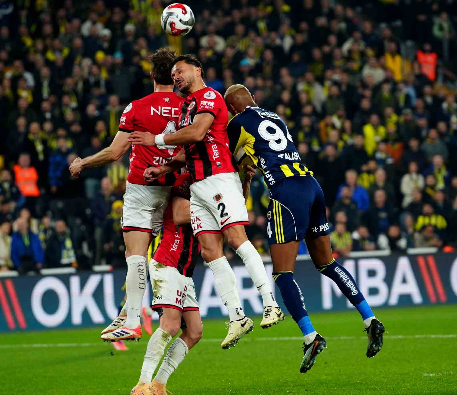Trendyol Süper Lig: Fenerbahçe: 3 - Gençlerbirliği: 0 (İlk yarı)

