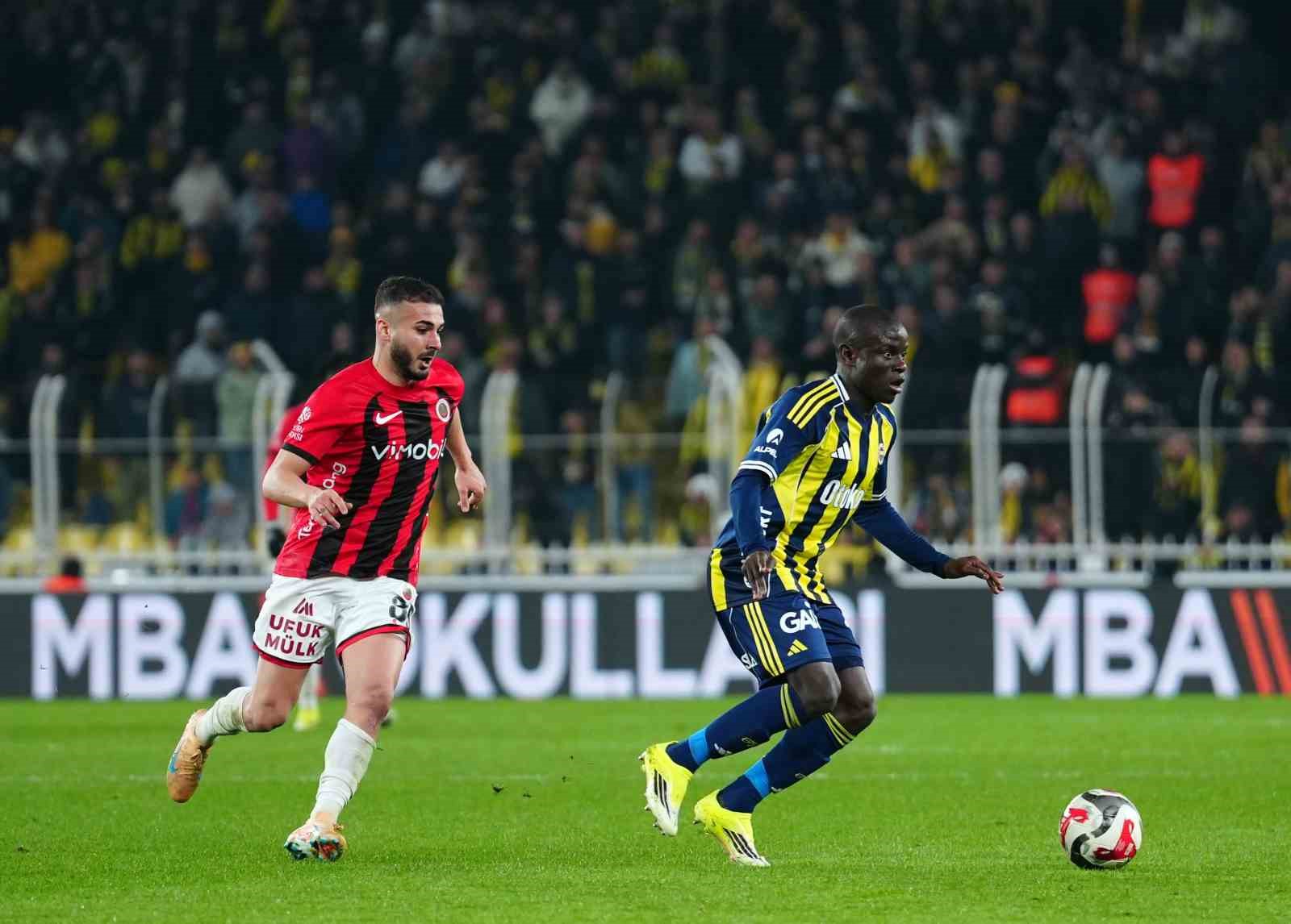 Trendyol Süper Lig: Fenerbahçe: 3 - Gençlerbirliği: 0 (İlk yarı)
