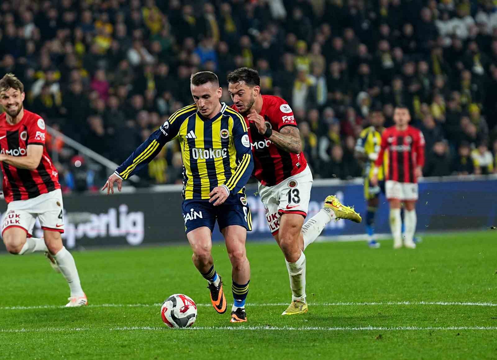 Trendyol Süper Lig: Fenerbahçe: 3 - Gençlerbirliği: 0 (İlk yarı)
