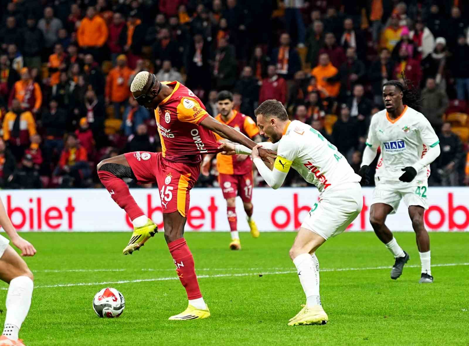 Trendyol Süper Lig: Galatasaray: 0 - Corendon Alanyaspor: 0 (Maç devam ediyor)
