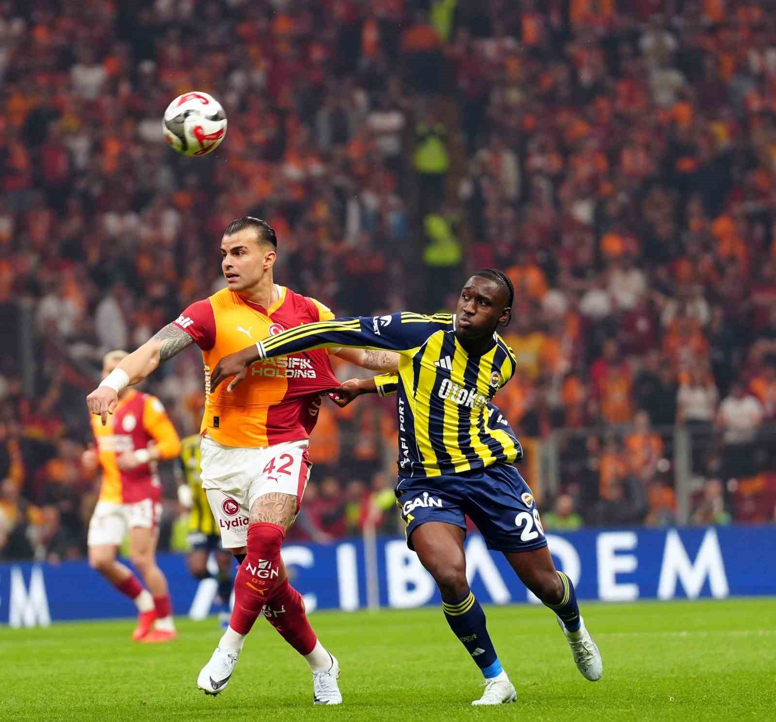 Trendyol Süper Lig: Galatasaray: 0 - Fenerbahçe: 0 (Maç devam ediyor)
