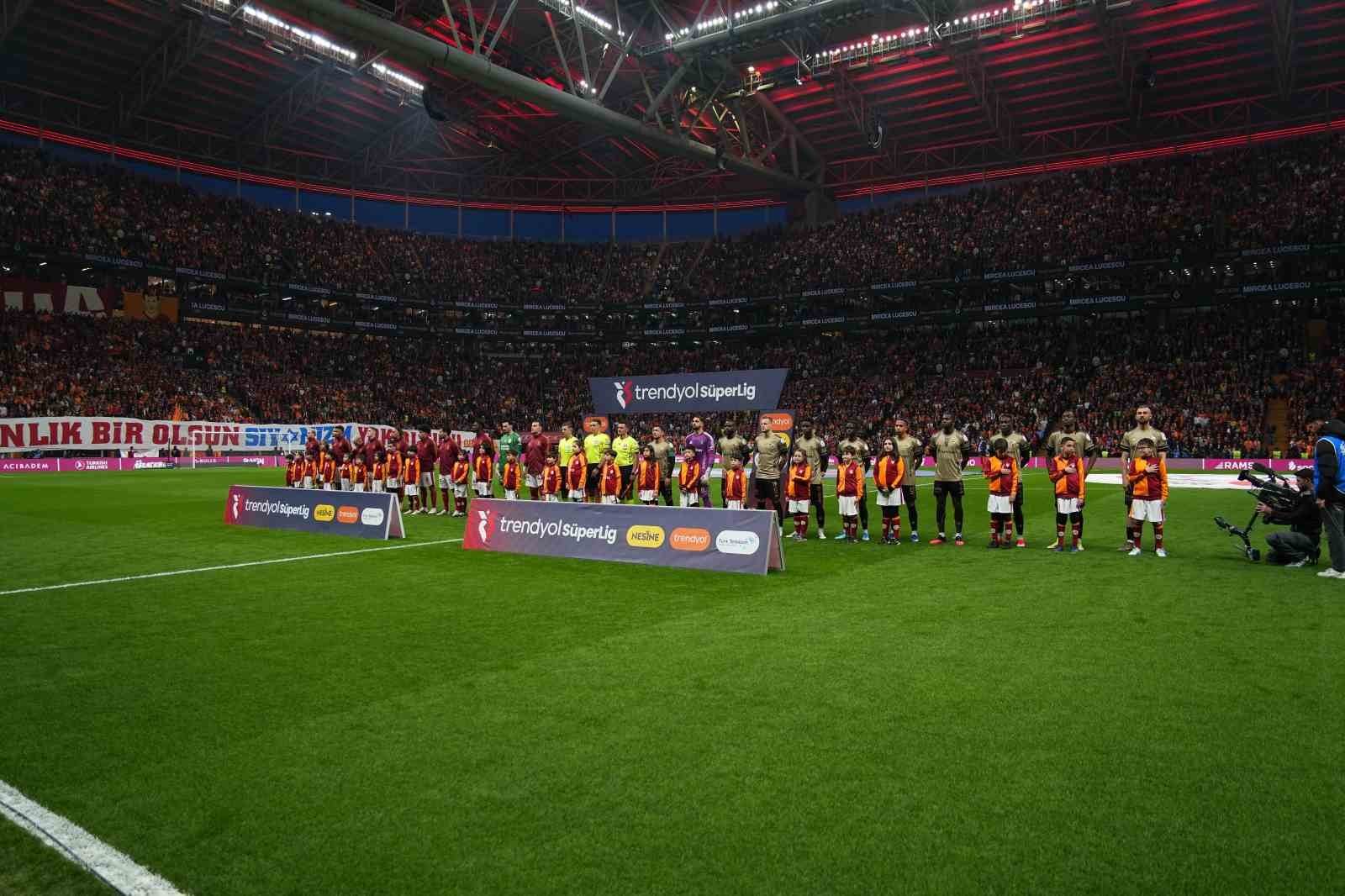 Trendyol Süper Lig: Galatasaray: 0 - Kocaelispor: 0 (Maç devam ediyor)
