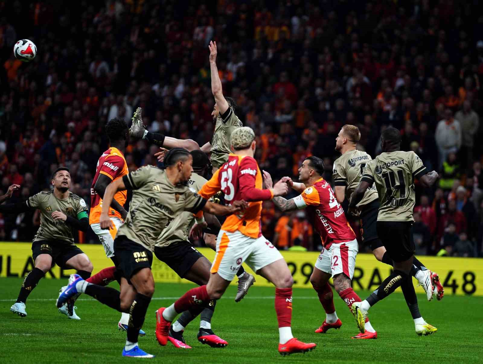 Trendyol Süper Lig: Galatasaray: 0 - Kocaelispor: 0 (Maç devam ediyor)
