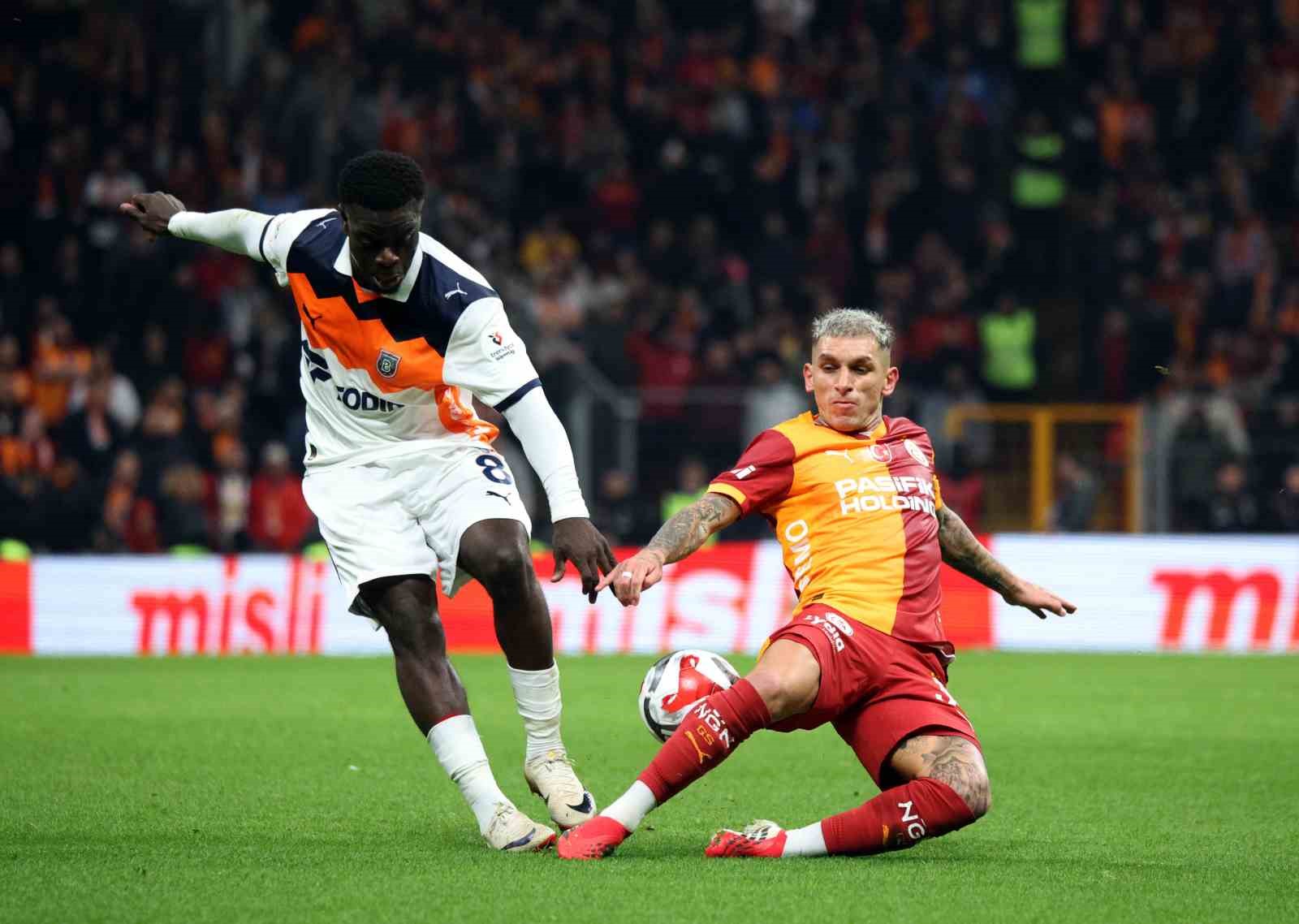 Trendyol Süper Lig: Galatasaray: 0 - RAMS Başakşehir: 0 (İlk yarı)
