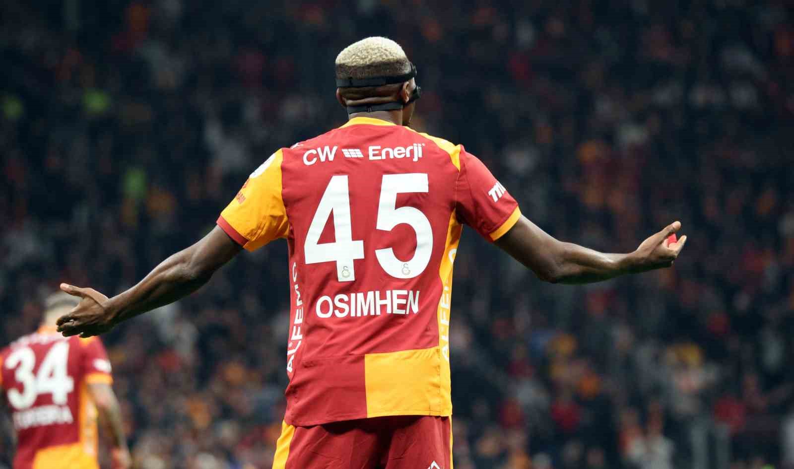 Trendyol Süper Lig: Galatasaray: 0 - RAMS Başakşehir: 0 (İlk yarı)
