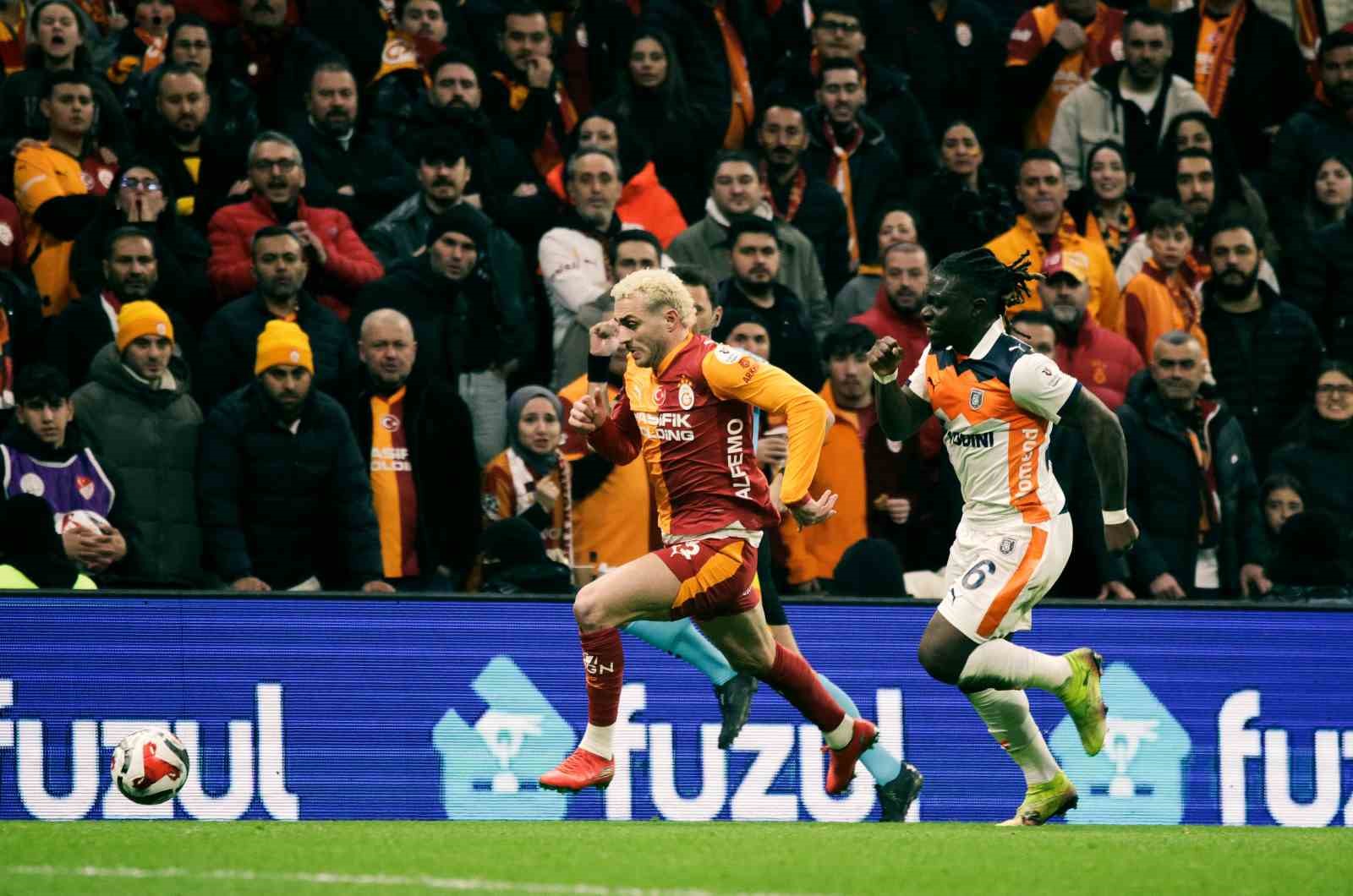 Trendyol Süper Lig: Galatasaray: 0 - RAMS Başakşehir: 0 (İlk yarı)
