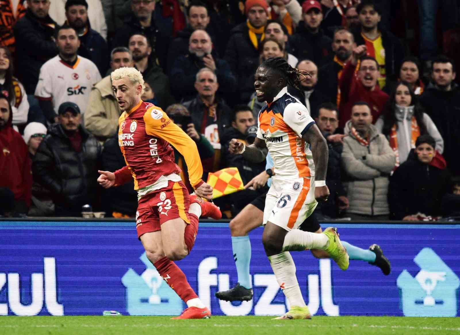 Trendyol Süper Lig: Galatasaray: 0 - RAMS Başakşehir: 0 (İlk yarı)
