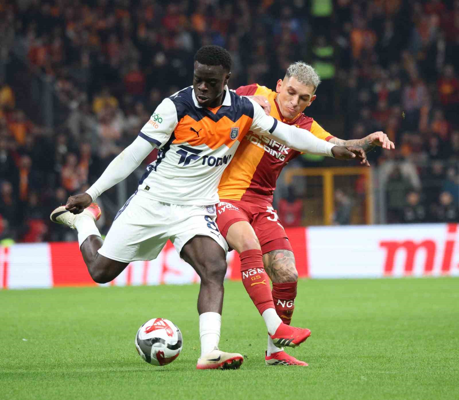 Trendyol Süper Lig: Galatasaray: 0 - RAMS Başakşehir: 0 (İlk yarı)
