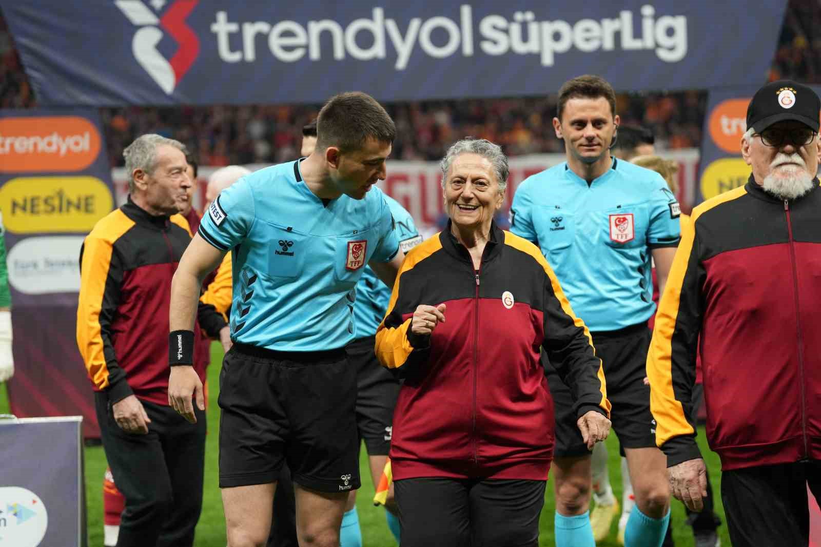 Trendyol Süper Lig: Galatasaray: 0 - RAMS Başakşehir: 0 (Maç devam ediyor)
