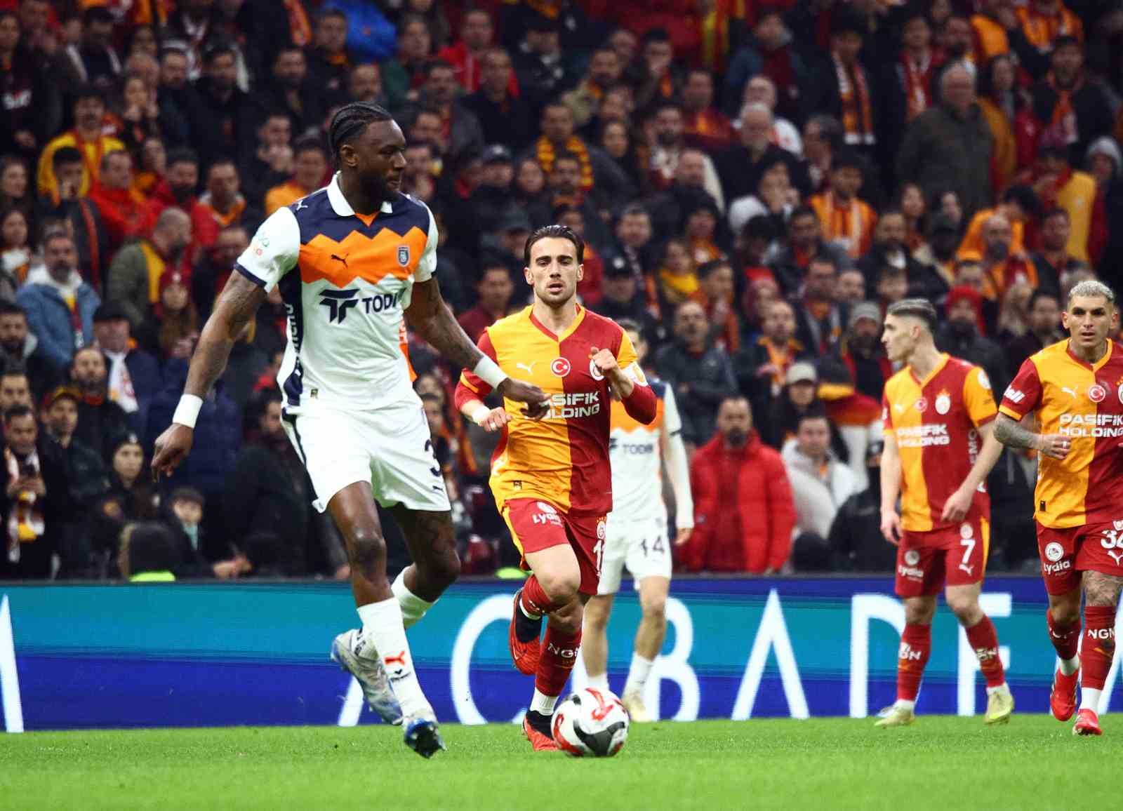 Trendyol Süper Lig: Galatasaray: 0 - RAMS Başakşehir: 0 (Maç devam ediyor)
