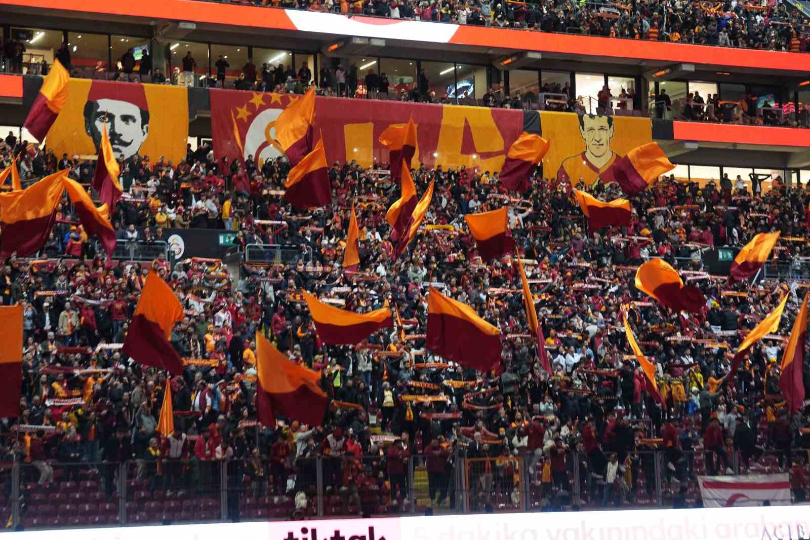 Trendyol Süper Lig: Galatasaray: 0 - RAMS Başakşehir: 0 (Maç devam ediyor)
