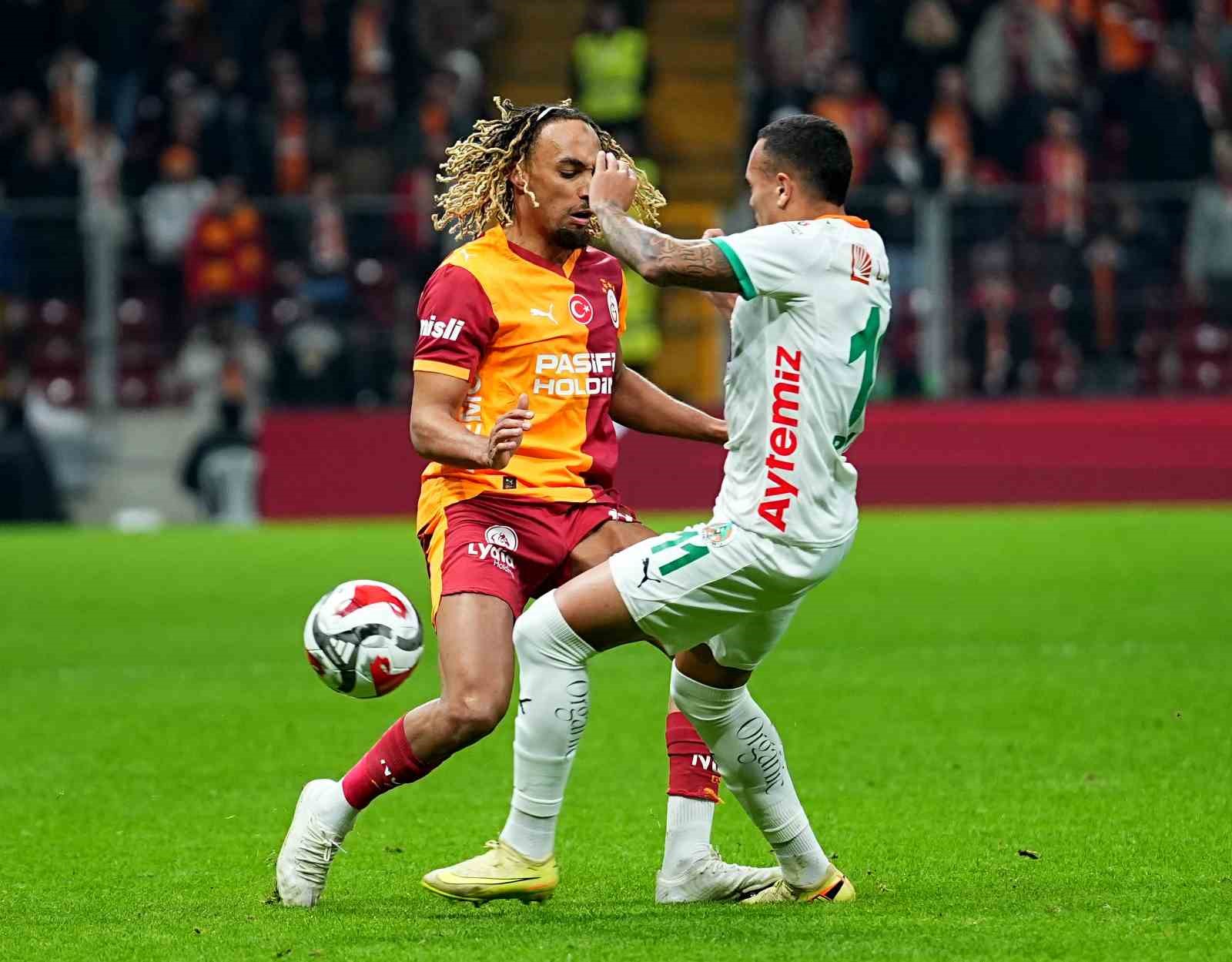 Trendyol Süper Lig: Galatasaray: 1 - Corendon Alanyaspor: 0 (İlk yarı)
Trendyol Süper Lig: Galatasaray: 1 - Corendon Alanyaspor: 0 (İlk yarı)