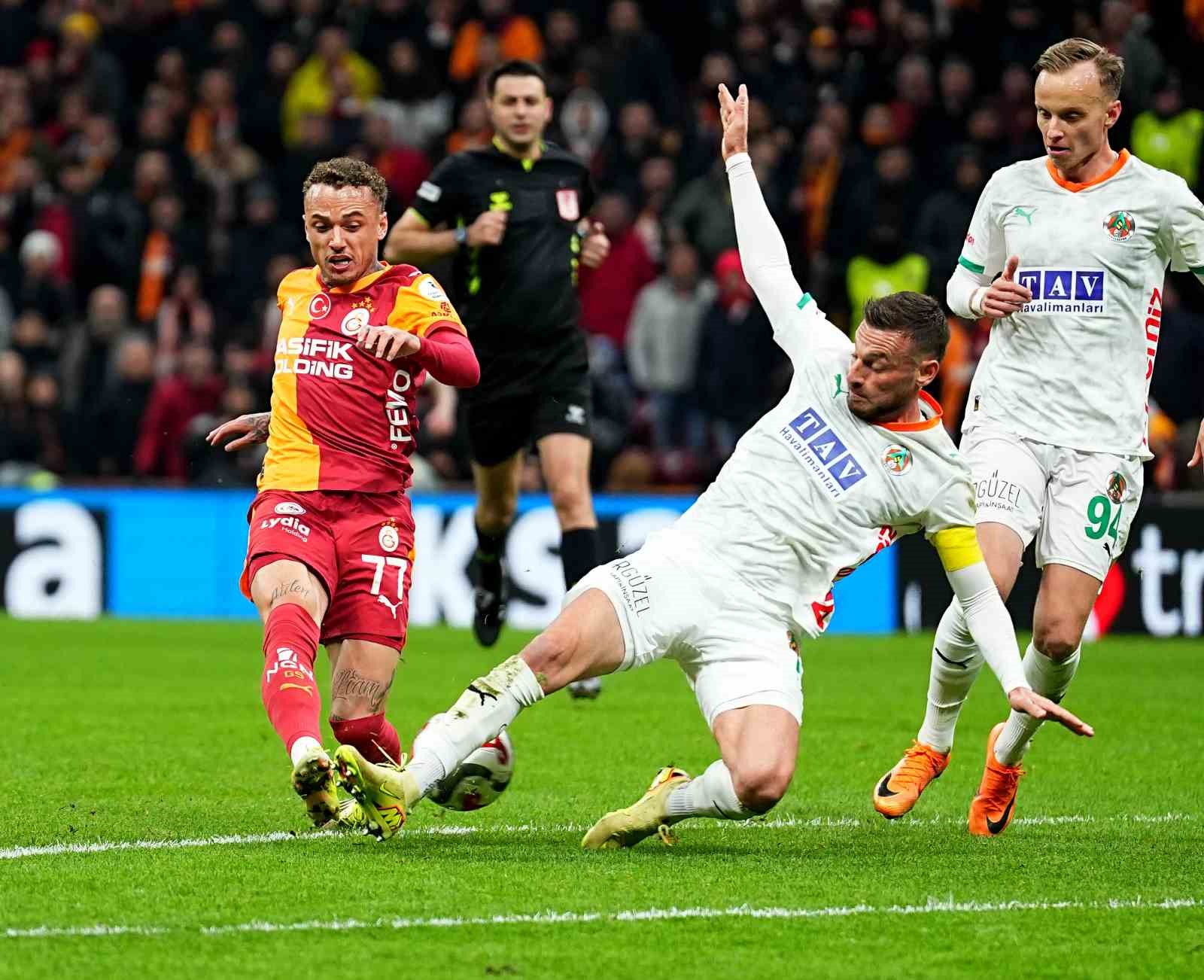 Trendyol Süper Lig: Galatasaray: 1 - Corendon Alanyaspor: 0 (İlk yarı)
Trendyol Süper Lig: Galatasaray: 1 - Corendon Alanyaspor: 0 (İlk yarı)