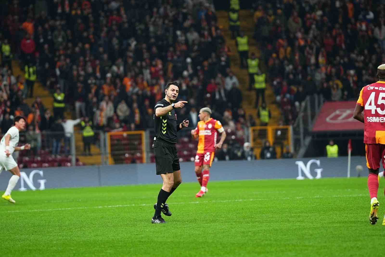Trendyol Süper Lig: Galatasaray: 1 - Corendon Alanyaspor: 0 (İlk yarı)
Trendyol Süper Lig: Galatasaray: 1 - Corendon Alanyaspor: 0 (İlk yarı)