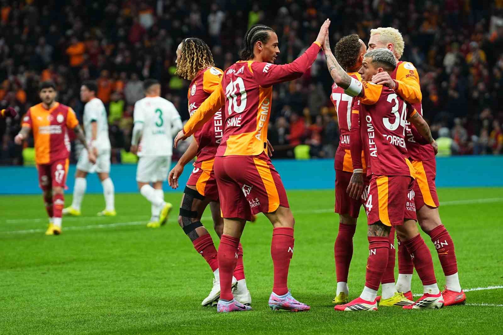 Trendyol Süper Lig: Galatasaray: 1 - Corendon Alanyaspor: 0 (İlk yarı)
Trendyol Süper Lig: Galatasaray: 1 - Corendon Alanyaspor: 0 (İlk yarı)