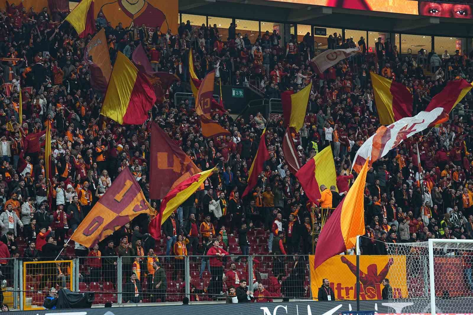 Trendyol Süper Lig: Galatasaray: 1 - Eyüpspor: 0 (Maç devam ediyor)
