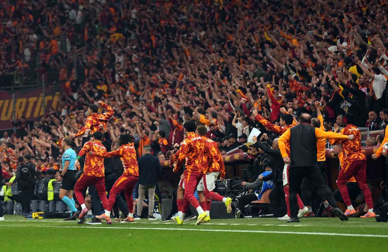 Trendyol Süper Lig: Galatasaray: 1 - Fenerbahçe: 0 (İlk yarı)
