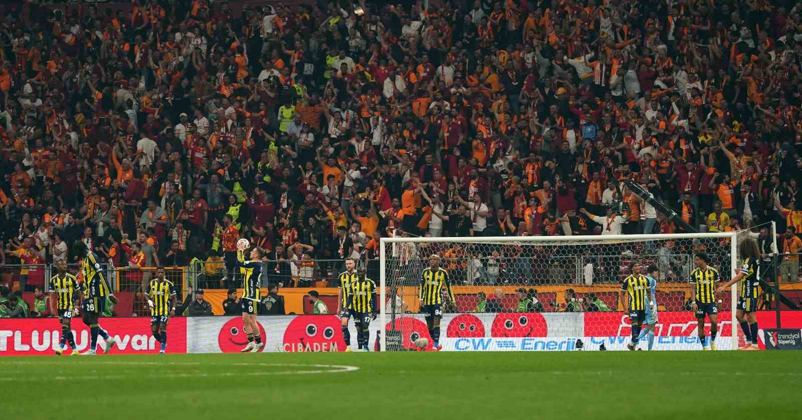 Trendyol Süper Lig: Galatasaray: 1 - Fenerbahçe: 0 (İlk yarı)
