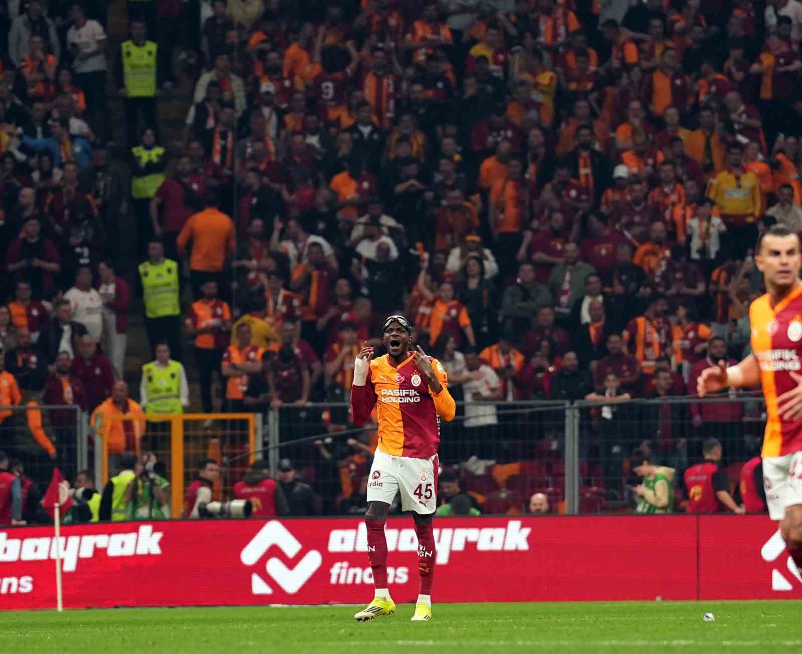 Trendyol Süper Lig: Galatasaray: 1 - Fenerbahçe: 0 (İlk yarı)
