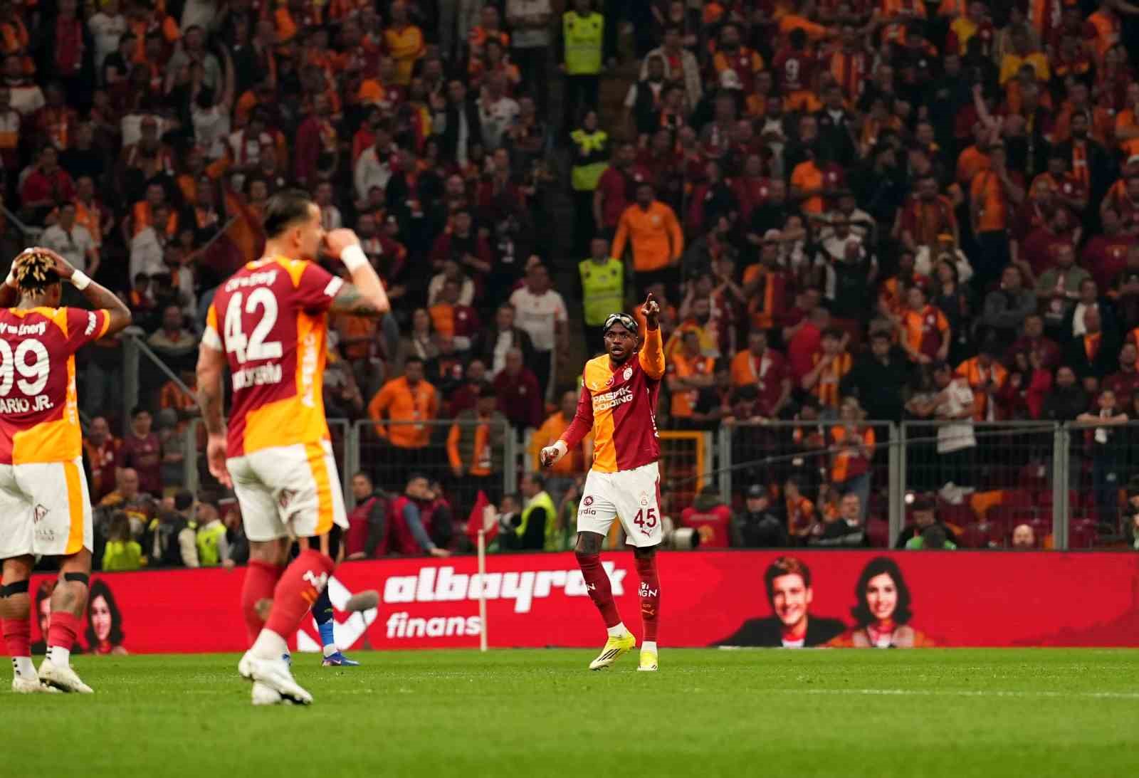 Trendyol Süper Lig: Galatasaray: 1 - Fenerbahçe: 0 (İlk yarı)
