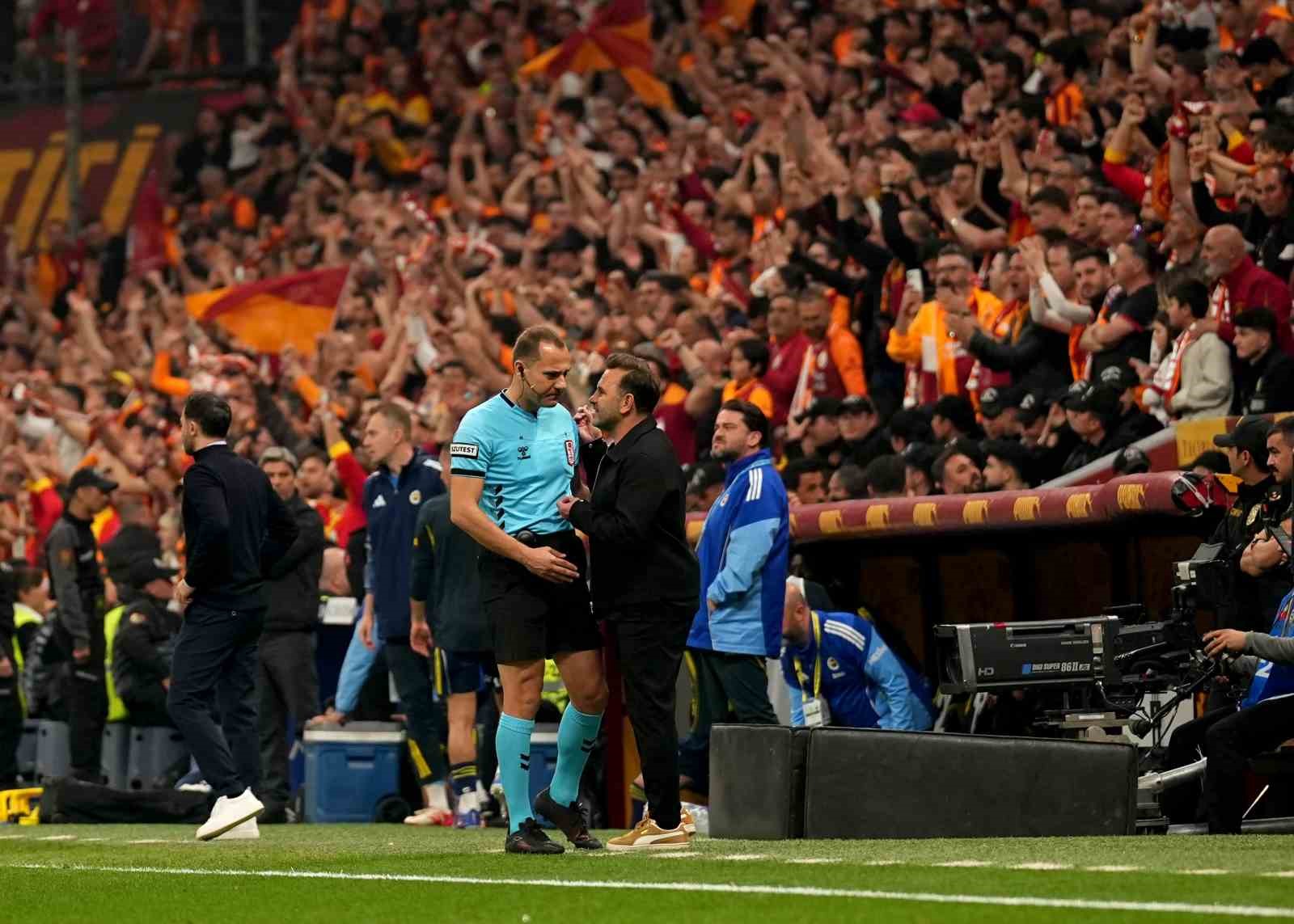 Trendyol Süper Lig: Galatasaray: 1 - Fenerbahçe: 0 (İlk yarı)
