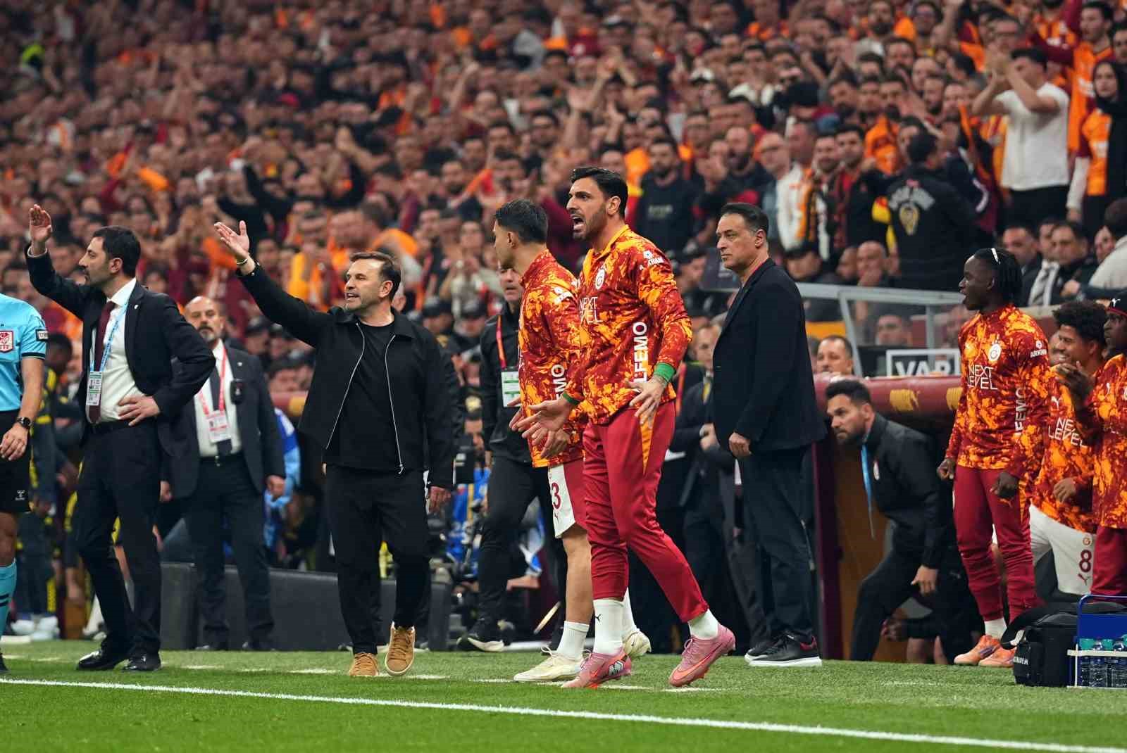 Trendyol Süper Lig: Galatasaray: 1 - Fenerbahçe: 0 (İlk yarı)
