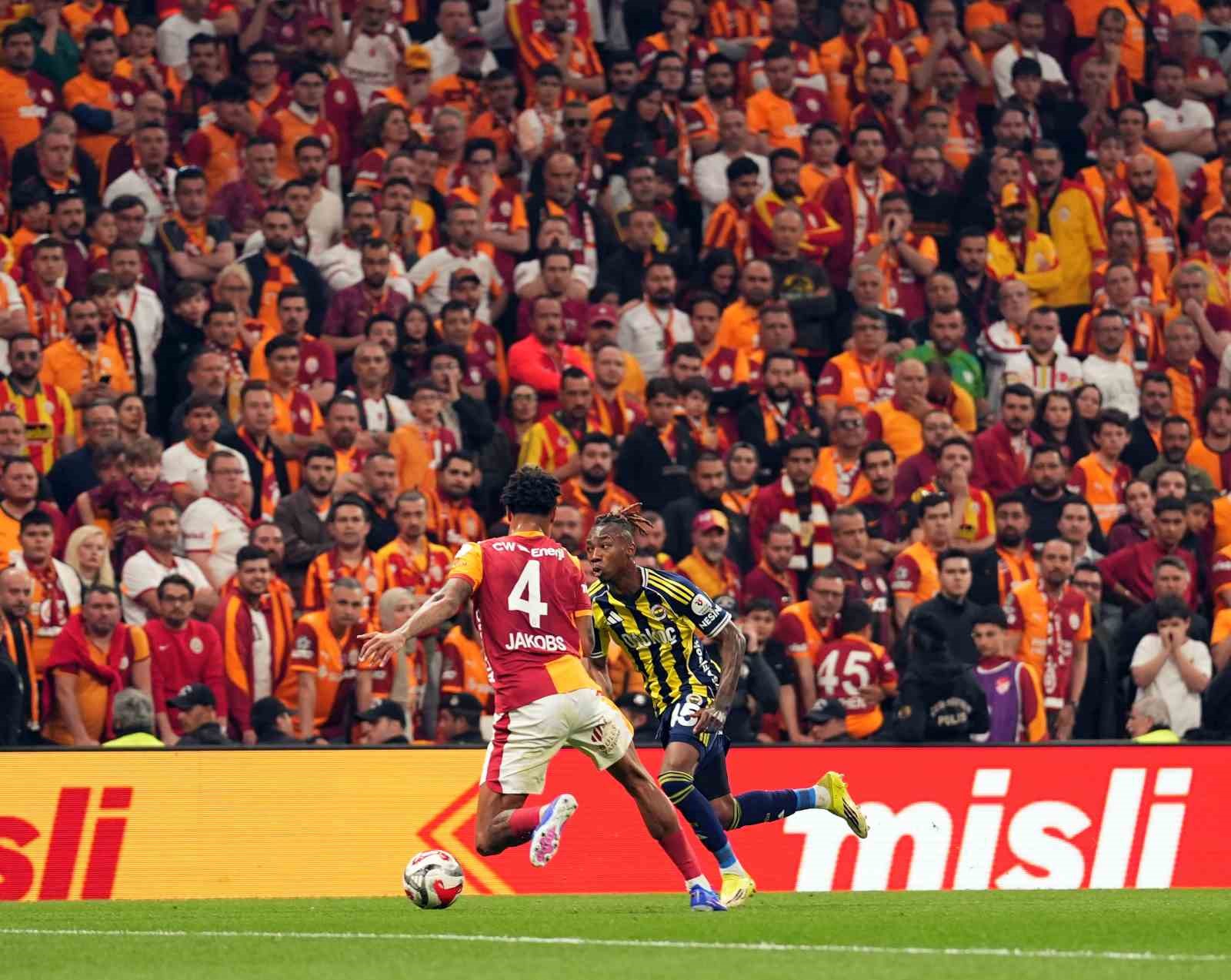 Trendyol Süper Lig: Galatasaray: 1 - Fenerbahçe: 0 (İlk yarı)
