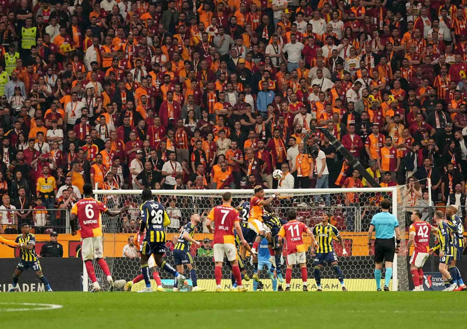 Trendyol Süper Lig: Galatasaray: 1 - Fenerbahçe: 0 (İlk yarı)
