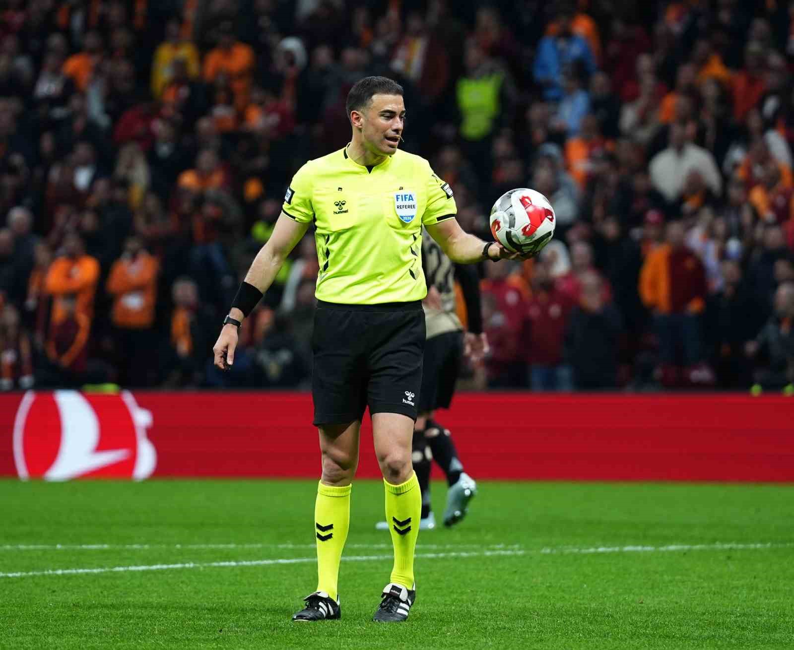 Trendyol Süper Lig: Galatasaray: 1 - Kocaelispor: 0 (İlk yarı)
Trendyol Süper Lig: Galatasaray: 1 - Kocaelispor: 0 (İlk yarı)