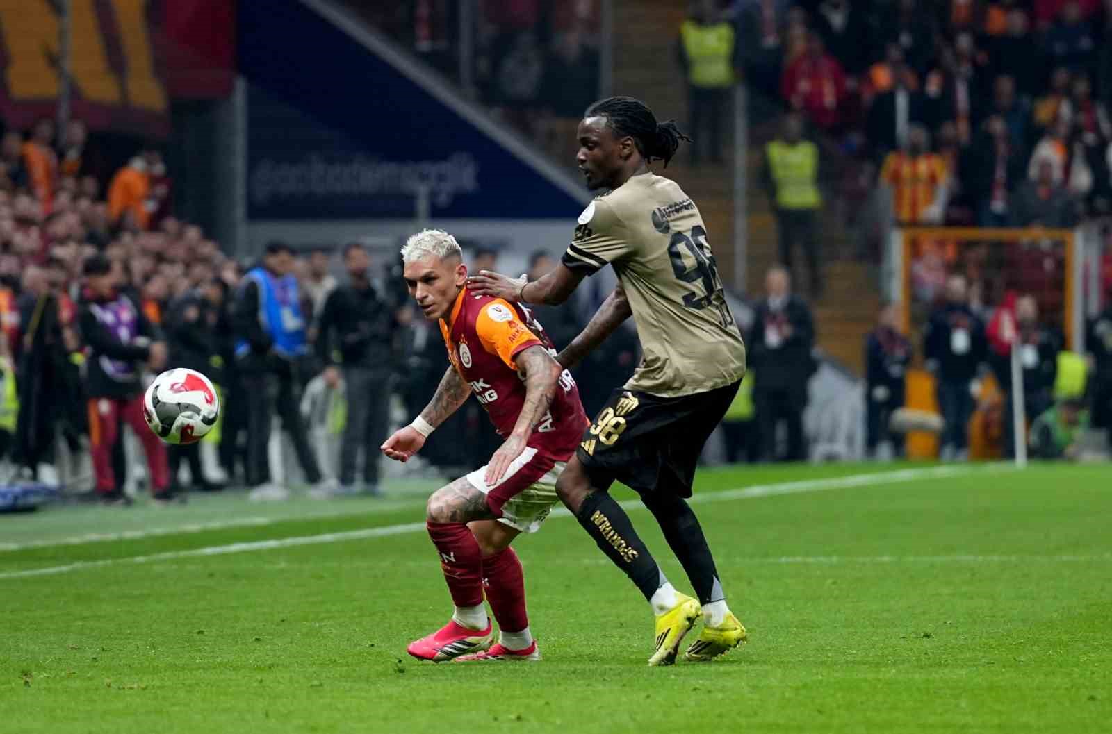 Trendyol Süper Lig: Galatasaray: 1 - Kocaelispor: 0 (İlk yarı)
Trendyol Süper Lig: Galatasaray: 1 - Kocaelispor: 0 (İlk yarı)