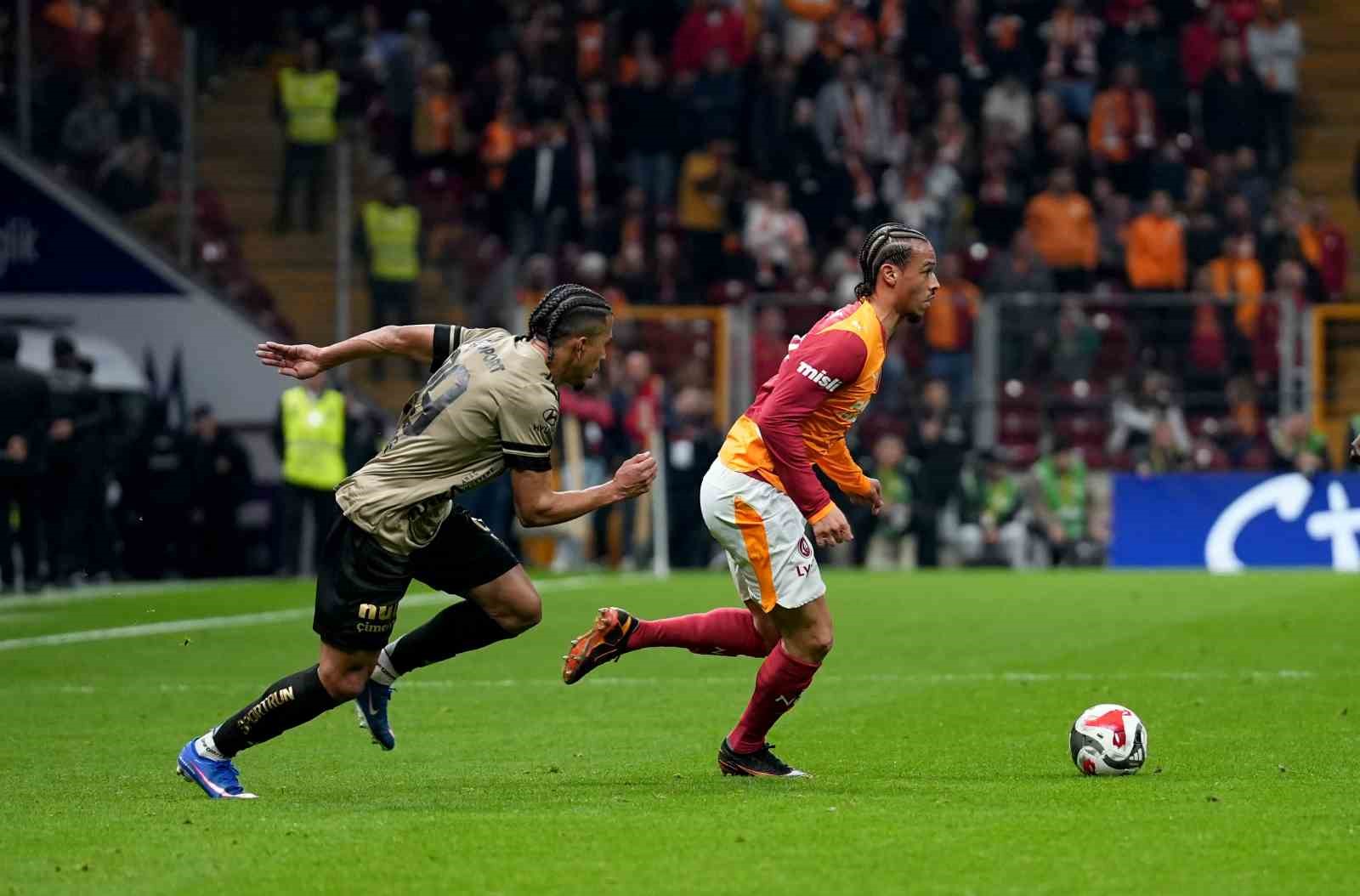 Trendyol Süper Lig: Galatasaray: 1 - Kocaelispor: 0 (İlk yarı)
Trendyol Süper Lig: Galatasaray: 1 - Kocaelispor: 0 (İlk yarı)