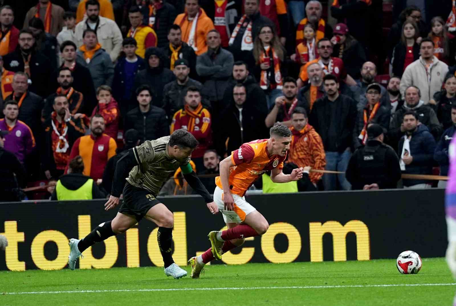 Trendyol Süper Lig: Galatasaray: 1 - Kocaelispor: 0 (İlk yarı)
Trendyol Süper Lig: Galatasaray: 1 - Kocaelispor: 0 (İlk yarı)