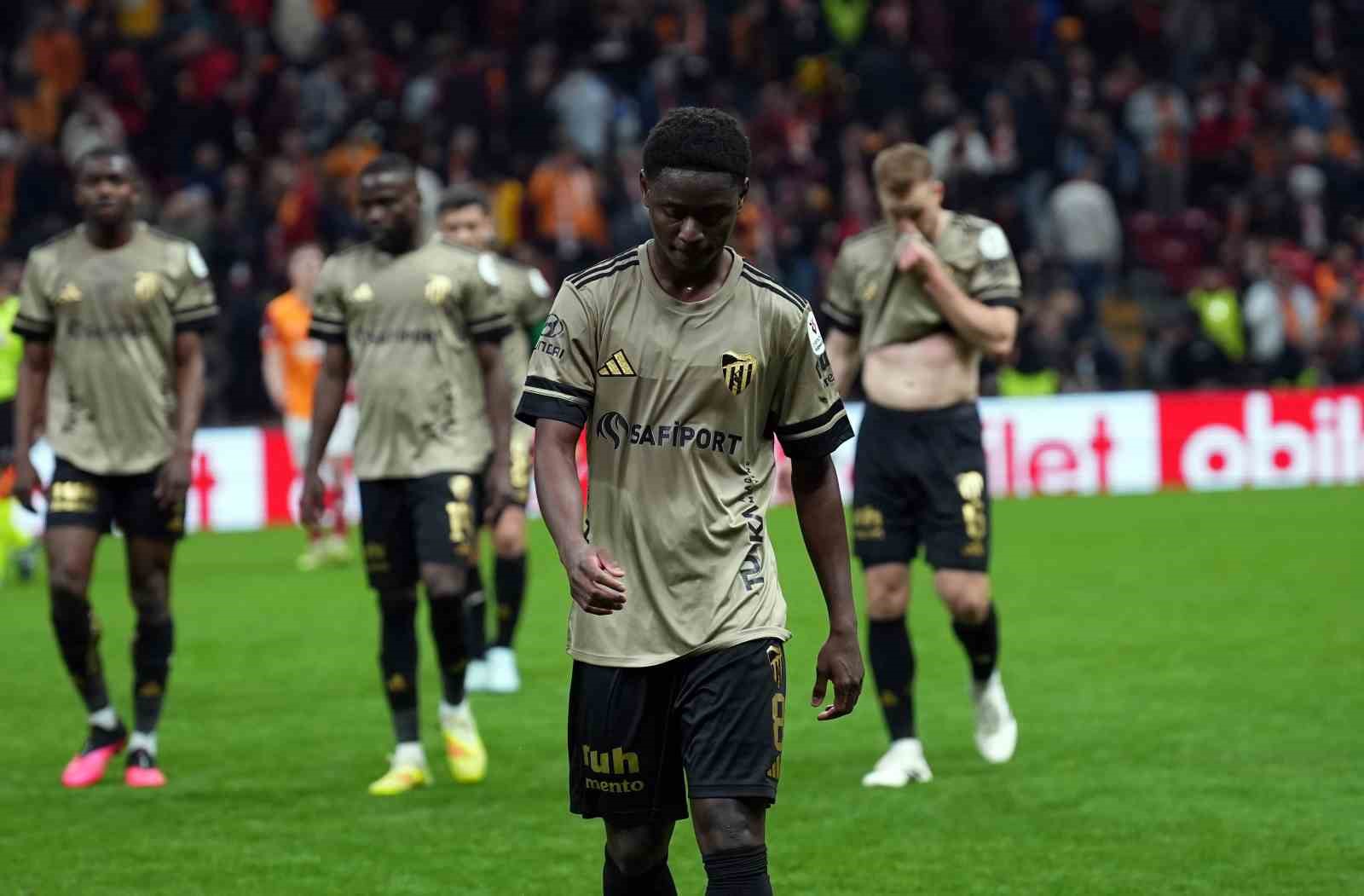 Trendyol Süper Lig: Galatasaray: 1 - Kocaelispor: 0 (İlk yarı)
Trendyol Süper Lig: Galatasaray: 1 - Kocaelispor: 0 (İlk yarı)