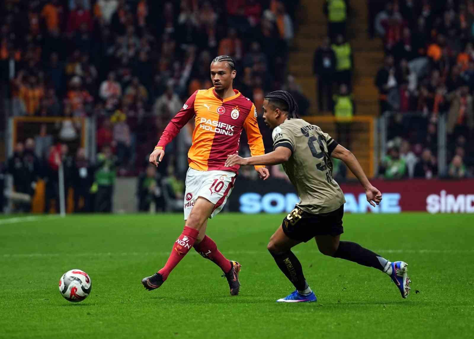 Trendyol Süper Lig: Galatasaray: 1 - Kocaelispor: 0 (İlk yarı)
Trendyol Süper Lig: Galatasaray: 1 - Kocaelispor: 0 (İlk yarı)
