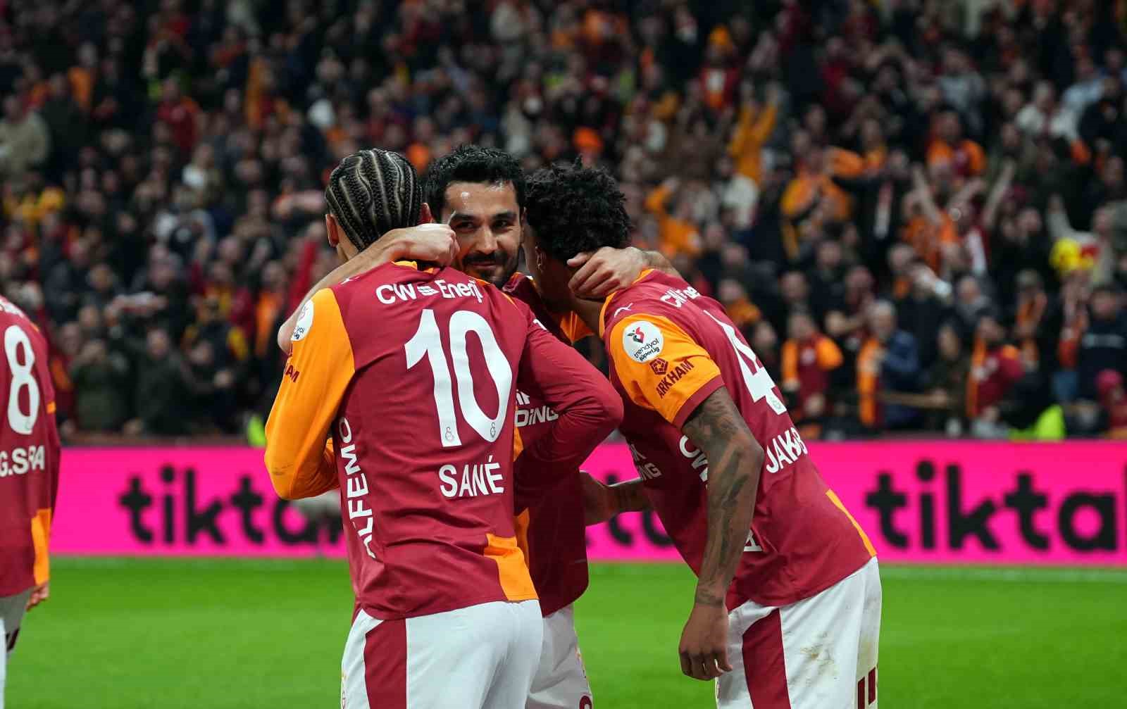 Trendyol Süper Lig: Galatasaray: 1 - Kocaelispor: 0 (İlk yarı)
Trendyol Süper Lig: Galatasaray: 1 - Kocaelispor: 0 (İlk yarı)