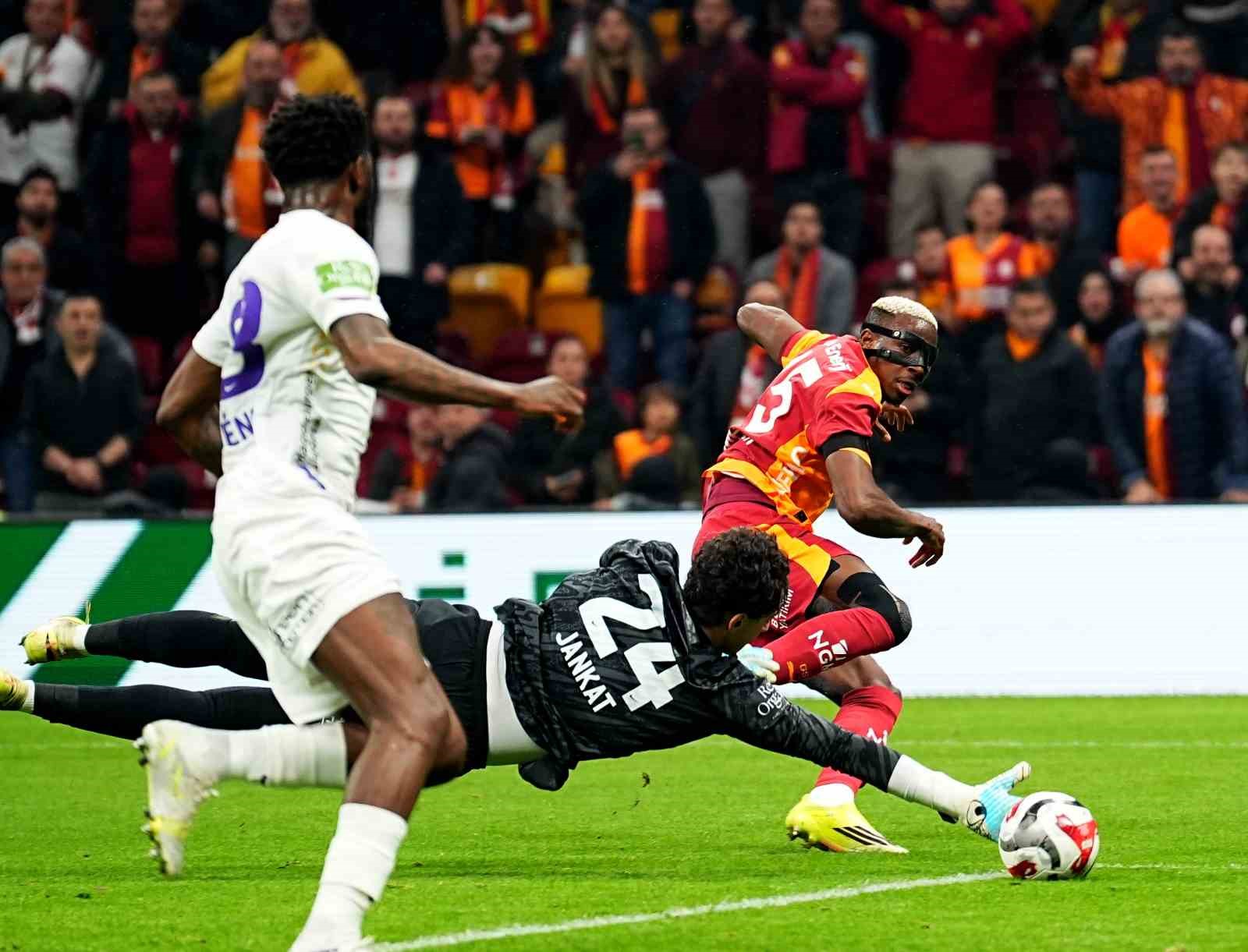 Trendyol Süper Lig: Galatasaray: 2 - Eyüpspor: 0 (İlk yarı)
Trendyol Süper Lig: Galatasaray: 2 - Eyüpspor: 0 (İlk yarı)