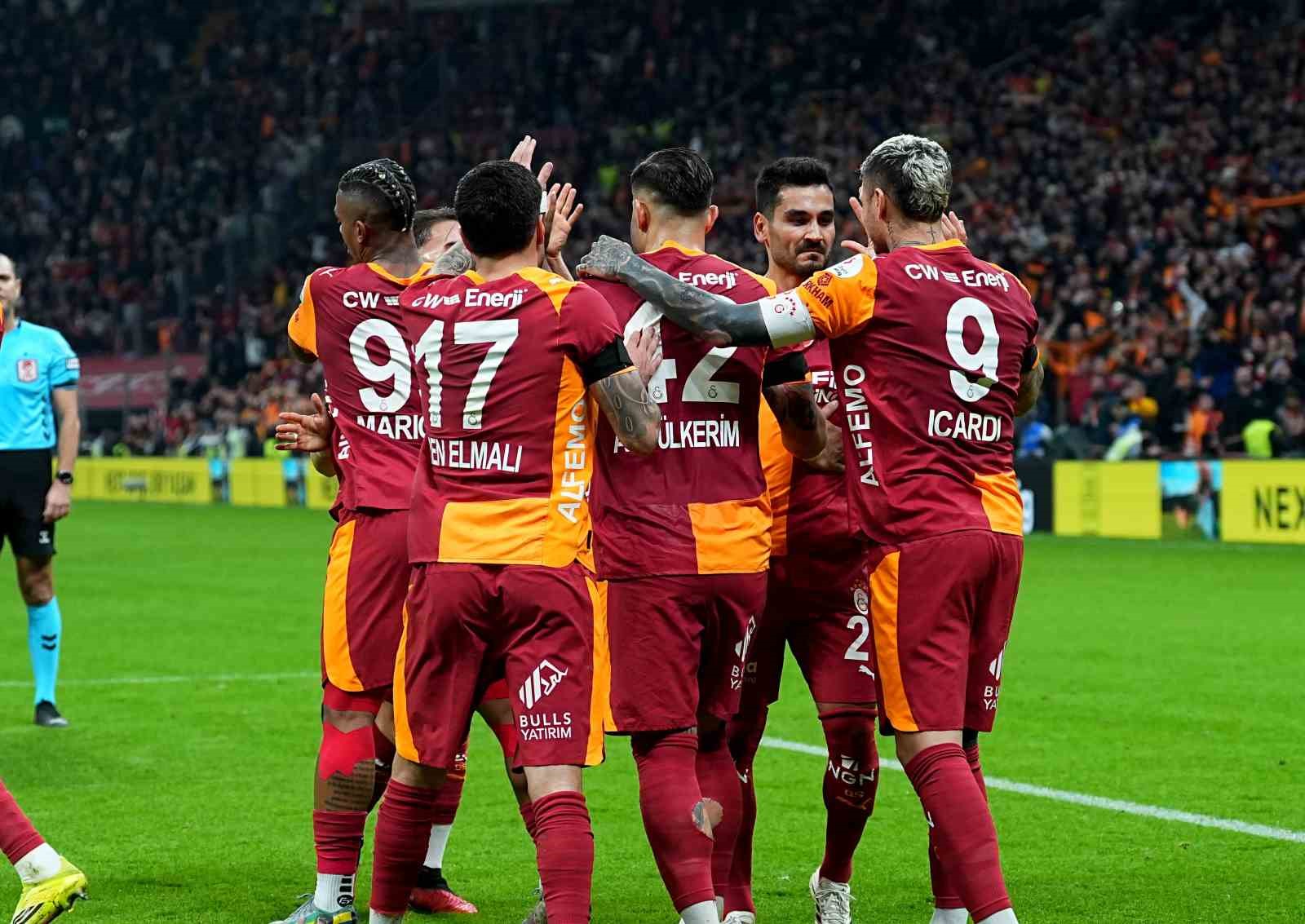 Trendyol Süper Lig: Galatasaray: 2 - Eyüpspor: 0 (İlk yarı)
Trendyol Süper Lig: Galatasaray: 2 - Eyüpspor: 0 (İlk yarı)