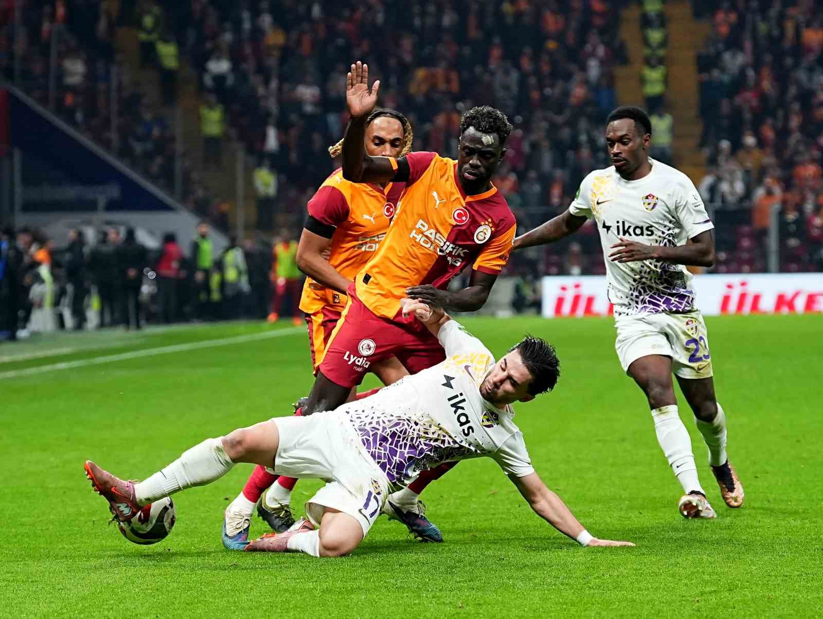 Trendyol Süper Lig: Galatasaray: 2 - Eyüpspor: 0 (İlk yarı)
Trendyol Süper Lig: Galatasaray: 2 - Eyüpspor: 0 (İlk yarı)