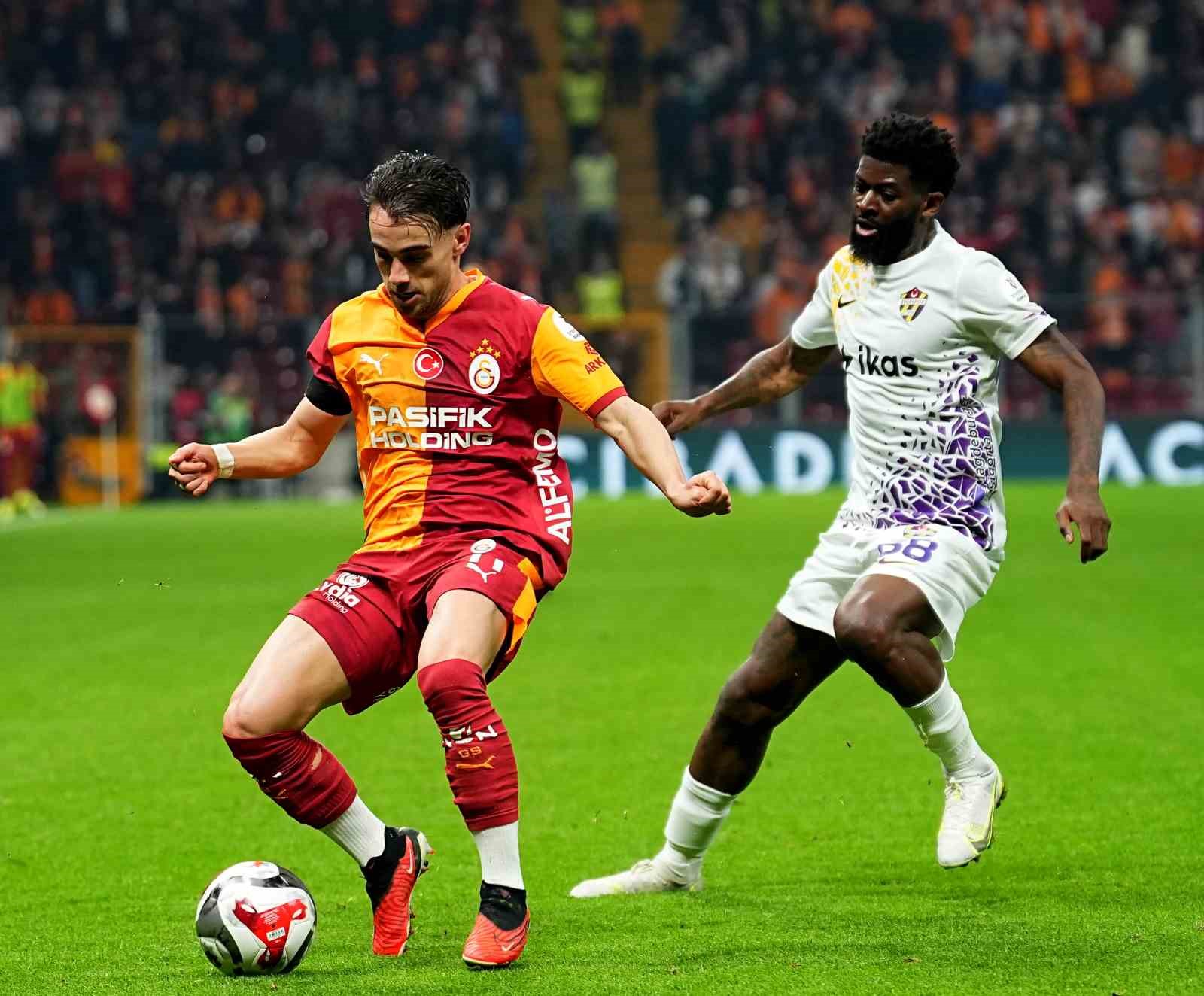 Trendyol Süper Lig: Galatasaray: 2 - Eyüpspor: 0 (İlk yarı)
Trendyol Süper Lig: Galatasaray: 2 - Eyüpspor: 0 (İlk yarı)