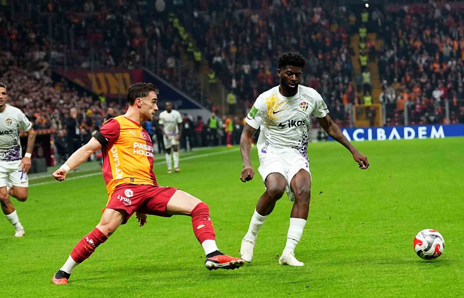 Trendyol Süper Lig: Galatasaray: 2 - Eyüpspor: 0 (İlk yarı)
Trendyol Süper Lig: Galatasaray: 2 - Eyüpspor: 0 (İlk yarı)