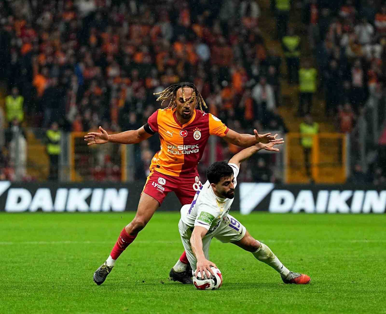 Trendyol Süper Lig: Galatasaray: 2 - Eyüpspor: 0 (İlk yarı)
Trendyol Süper Lig: Galatasaray: 2 - Eyüpspor: 0 (İlk yarı)