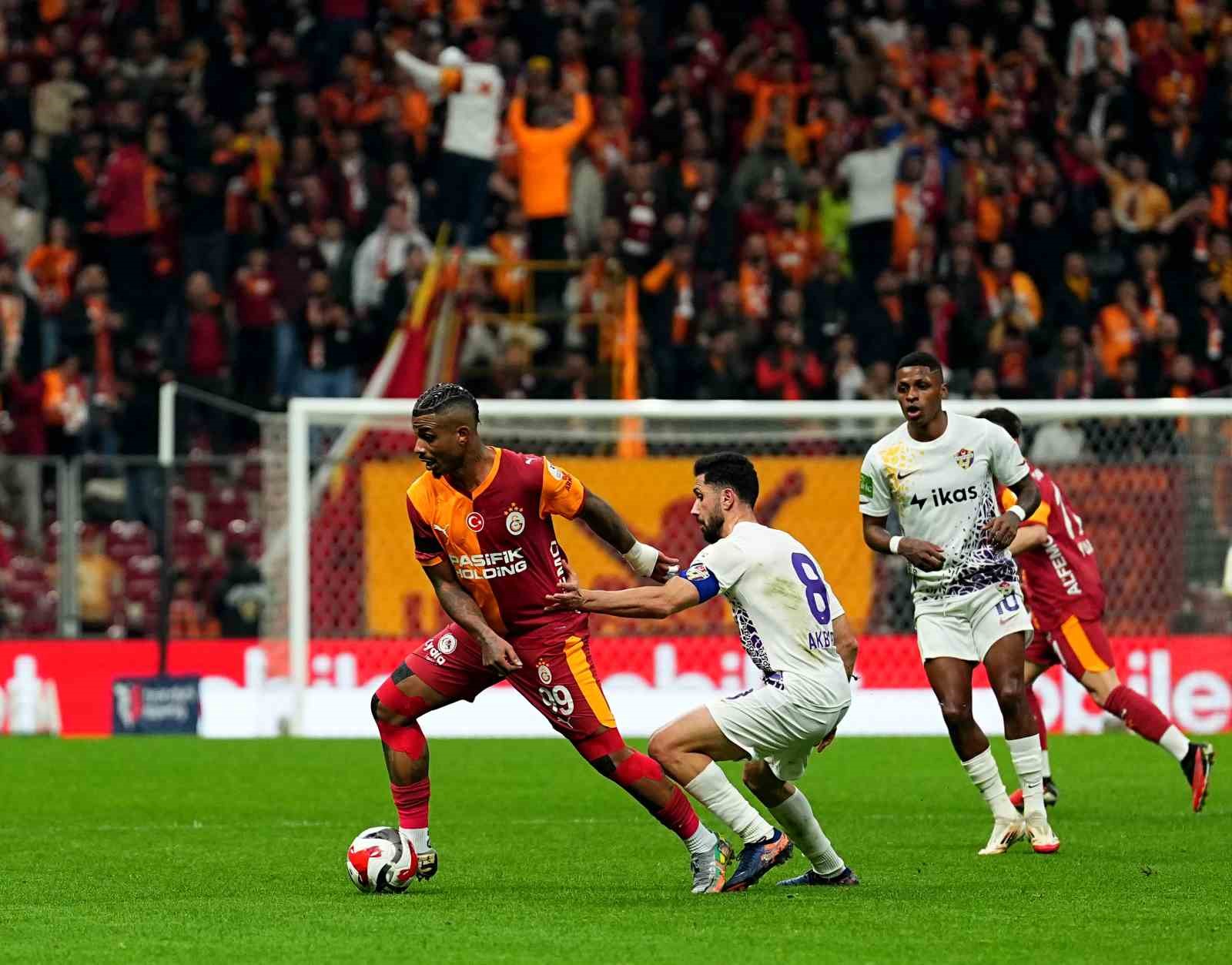 Trendyol Süper Lig: Galatasaray: 2 - Eyüpspor: 0 (İlk yarı)
Trendyol Süper Lig: Galatasaray: 2 - Eyüpspor: 0 (İlk yarı)