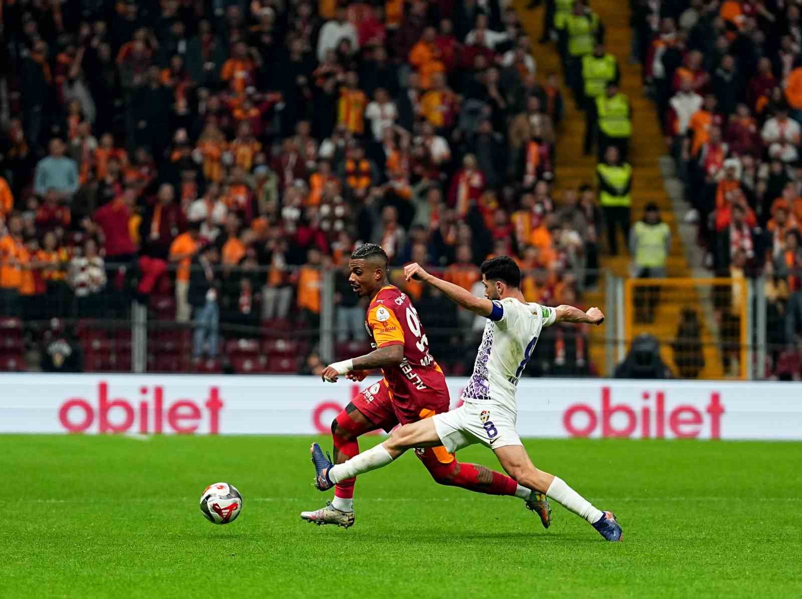Trendyol Süper Lig: Galatasaray: 2 - Eyüpspor: 0 (İlk yarı)
Trendyol Süper Lig: Galatasaray: 2 - Eyüpspor: 0 (İlk yarı)