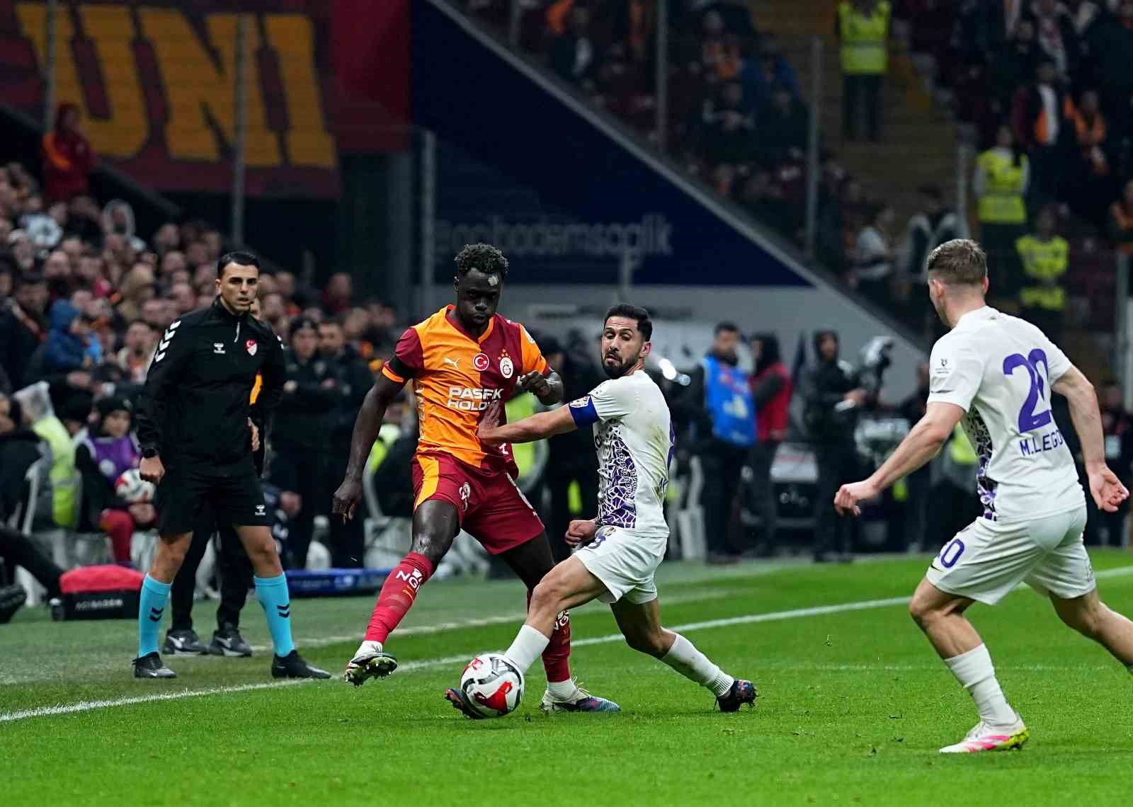 Trendyol Süper Lig: Galatasaray: 2 - Eyüpspor: 0 (İlk yarı)
Trendyol Süper Lig: Galatasaray: 2 - Eyüpspor: 0 (İlk yarı)