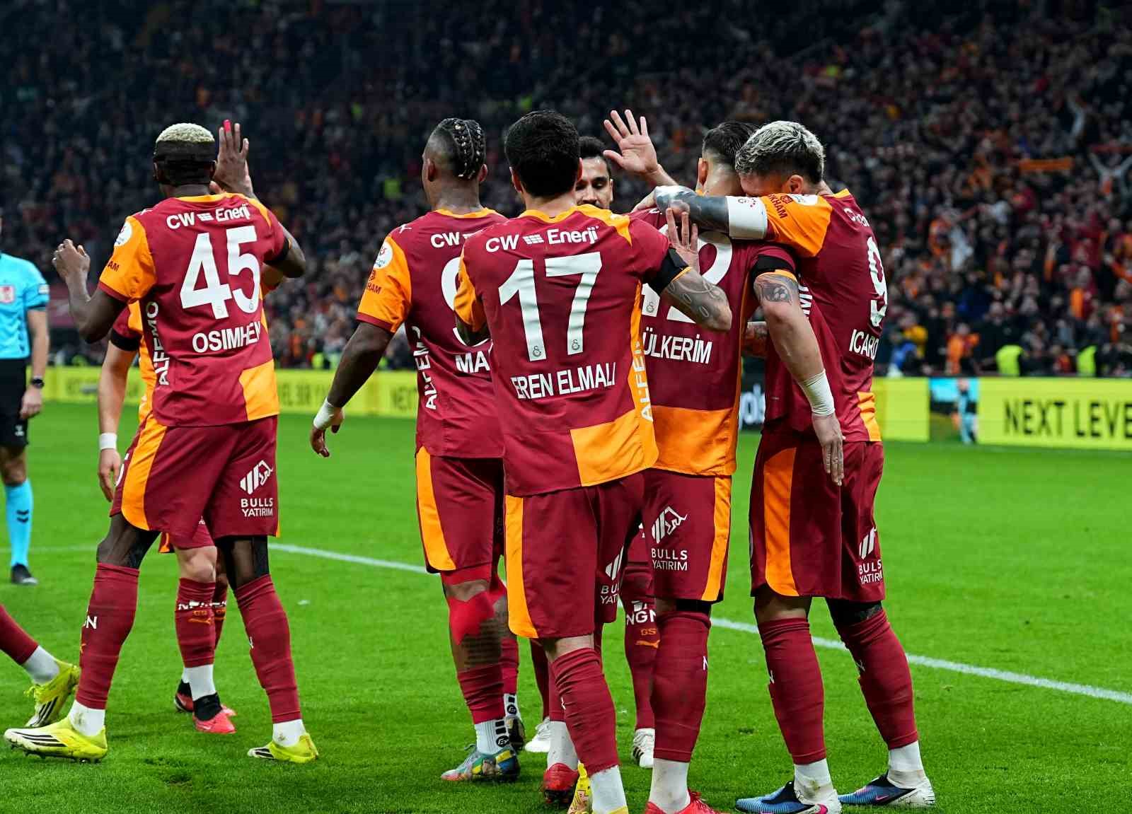 Trendyol Süper Lig: Galatasaray: 2 - Eyüpspor: 0 (İlk yarı)
Trendyol Süper Lig: Galatasaray: 2 - Eyüpspor: 0 (İlk yarı)